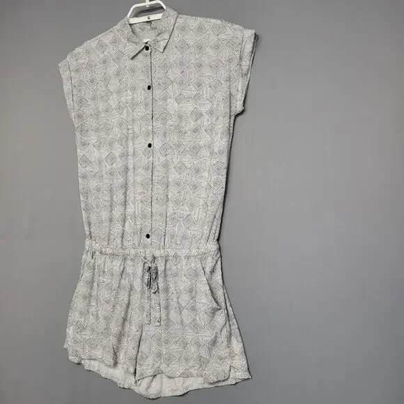 Old Navy Romper Womens Medium Geometric Print Button Front Shorts Rayon Playsuit - Picture 2 of 14